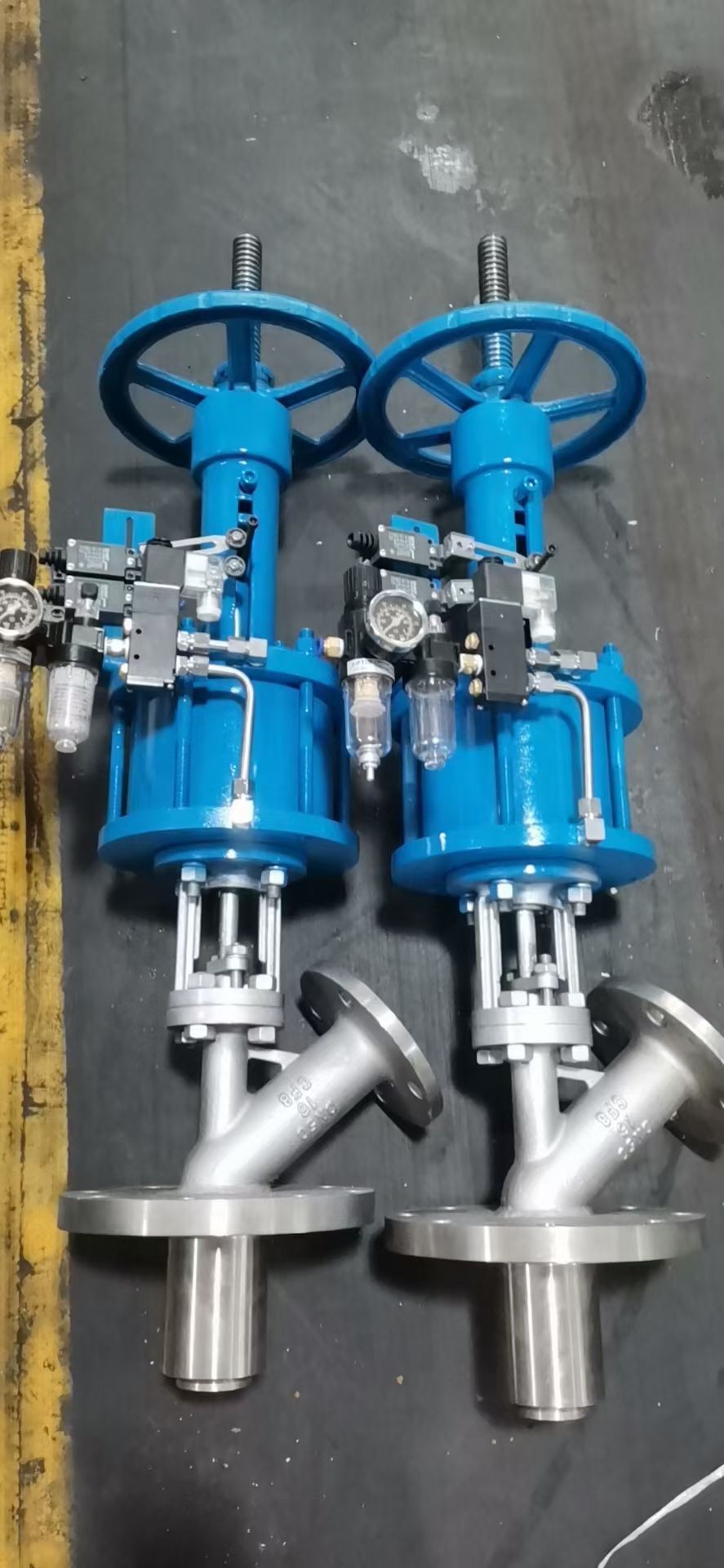 高温高压反应釜气动带手动放料阀工作原理